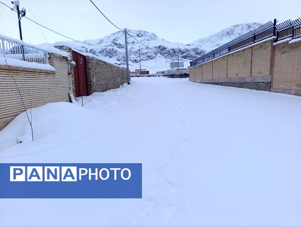 بارش برف، زنگ شادی را در مدرسه عشایری ابن مظاهر به صدا در آورد