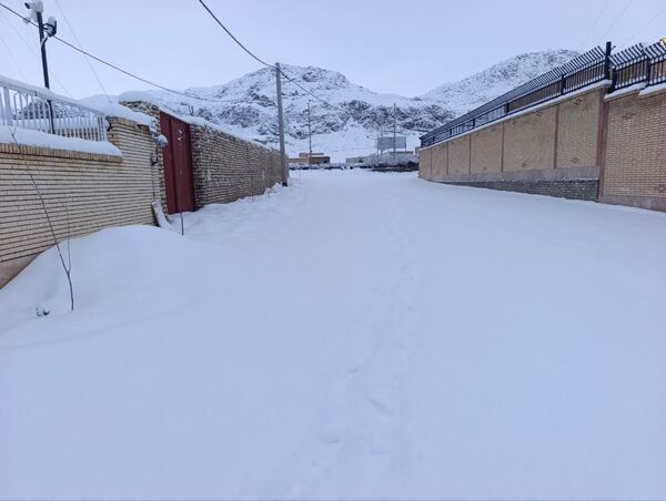 بارش برف، زنگ شادی را در مدرسه عشایری ابن مظاهر به صدا در آورد