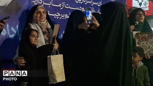 آیین استقبال از دختر ایران مهدیه اسفندیاری در امام‌زاده حسن(ع) کرج
