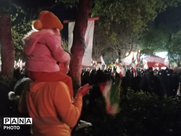 دهه نودی ها صحنه اجتماعات را زیباتر کردند