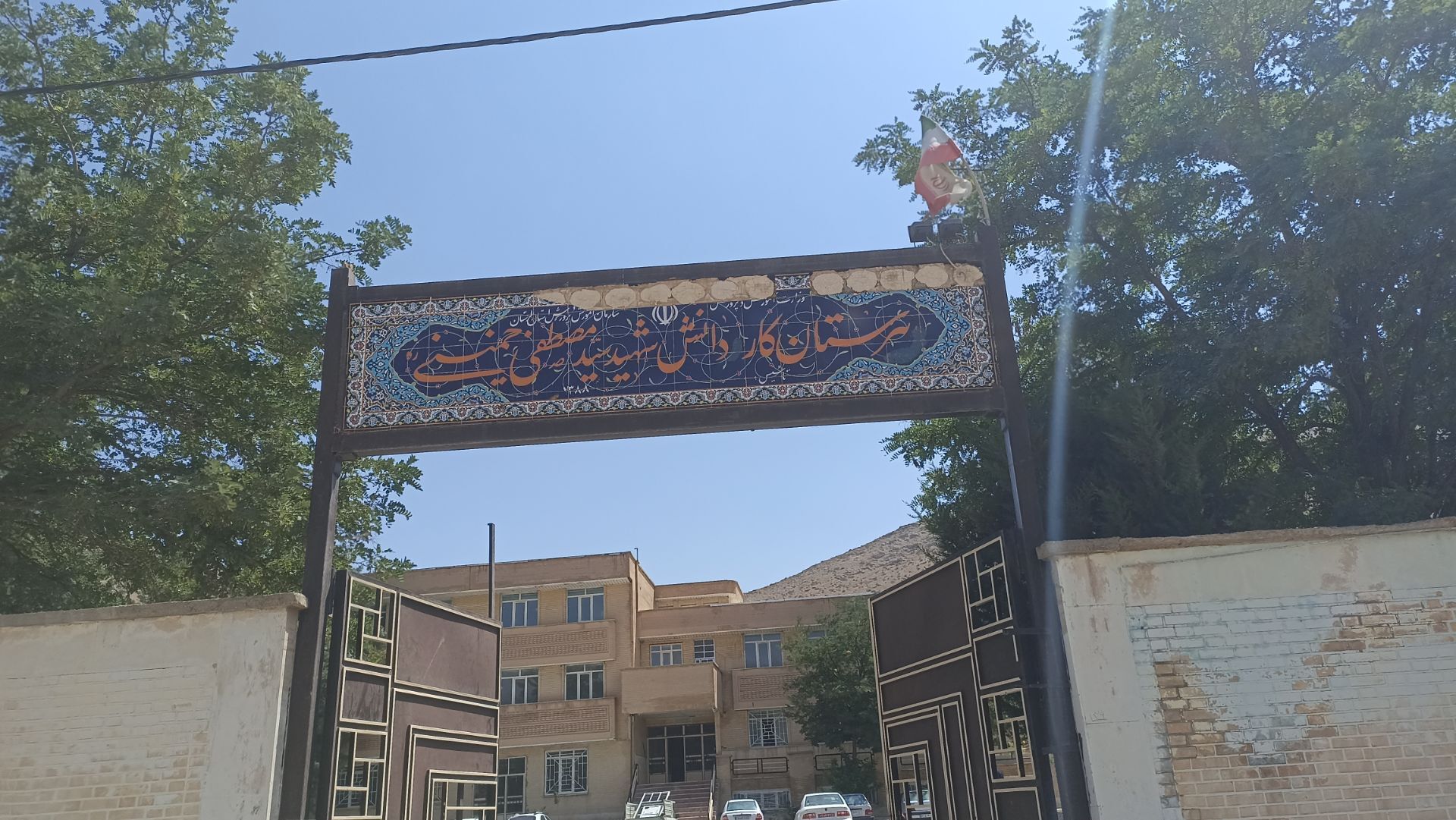 اجرای طرح شهید عجمیان در هنرستان سید احمد خمینی؛ گامی برای شاداب‌ سازی فضای آموزشی