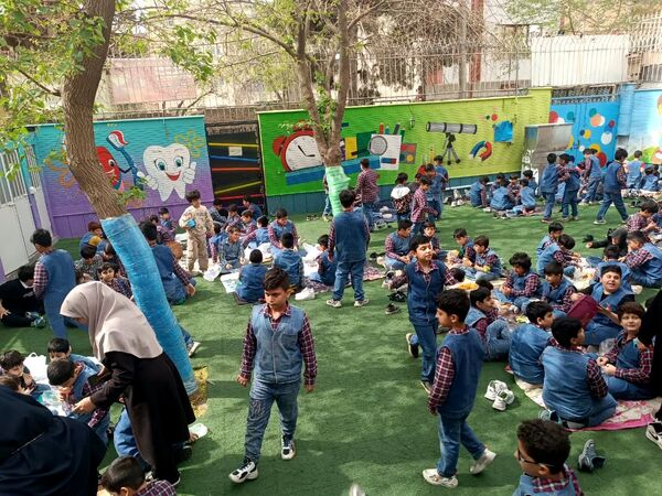 هوای پاک و  صبحانه ی سالم  در دبستان مبتکران ۳