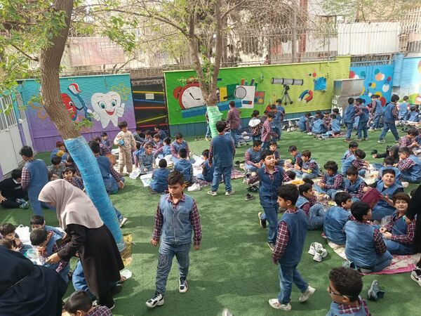 هوای پاک و  صبحانه ی سالم  در دبستان مبتکران ۳