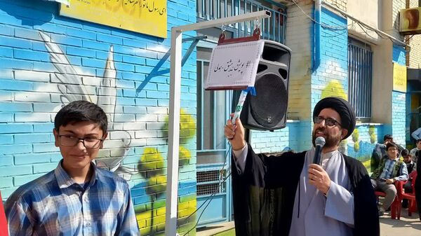 نواخته شدن زنگ نمادین  مشق همدلی در دبیرستان دخترانه بهارآزادی و پسرانه شاهد فاضل فلاورجان 