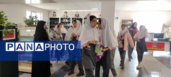 بازدید دانش آموزان دبستان محجبه از کتابخانه اندیشه شیروان