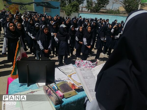 تجلیل از دانش آموزان برگزیده دبستان ناهید نخودی