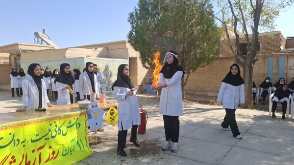 برگزاری جشن علمی شیمی در دبیرستان حضرت زینب(س) بهاباد