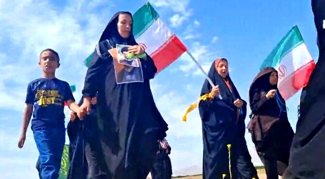 پیاده روی حماسی بانوان شهر آوه در بیعت با رهبر انقلاب