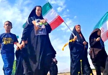 پیاده روی حماسی بانوان شهر آوه در بیعت با رهبر انقلاب