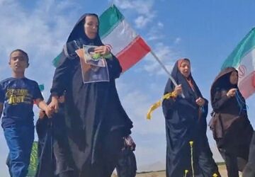 پیاده روی حماسی بانوان شهر آوه در بیعت با رهبر انقلاب
