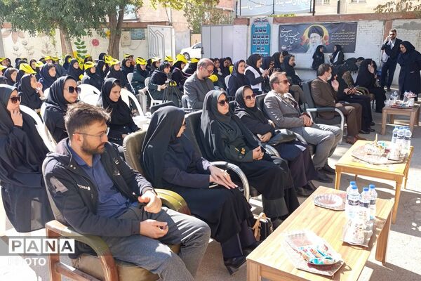 آیین گرامیداشت هفته بهداشت روان و تقدیر از همیاران مشاور در دبیرستان دخترانه رضوان برگزار شد