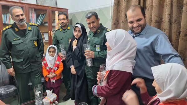 قدردانی دختران پیشتاز آموزشگاه نوریه جیرفت از پاسداران