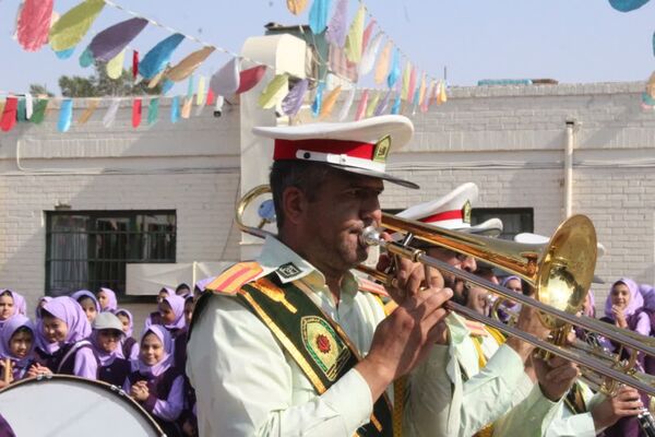 حضور پلیس در دبستان فاطمه‌الزهرا برای آموزش پیشگیری از آسیب‌های اجتماعی