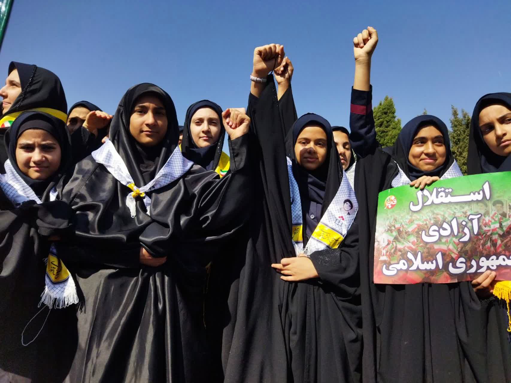 روز دانش‌آموز، روز خروشِ آگاهی و شادابی