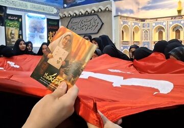 بازنمایی تصاویر دانش‌آموزان شهید میناب در مراسم هیئت بسیج دانش‌آموزی