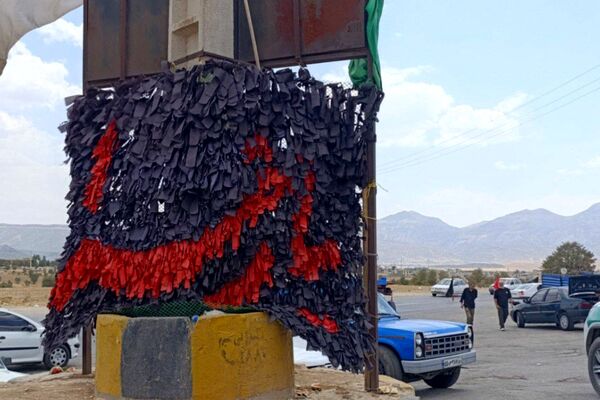 بدرقه پرشور زائران کربلا با نوای گروه سرود نسیم صبا در موکب ابوالفضل (ع)