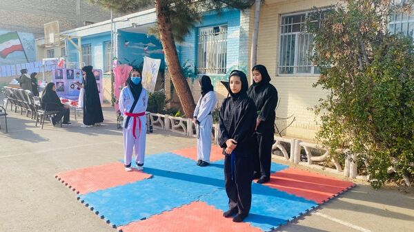 آغاز رسمی مسابقات فرهنگی هنری با نواختن زنگ جشنواره فردا و جشنواره ماها در مدرسه تکتم 