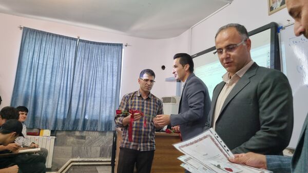 تقدیر از معلمان دبیرستان نمونه دولتی پژوهش آشخانه