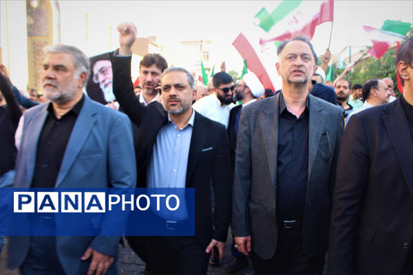 جلوه‌های حماسی از حضور نوجوانان قمی در مراسم تشییع شهدا 