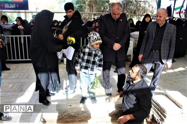 آیین خاکسپاری کودک شهید سه ساله جنگ رمضان در قم