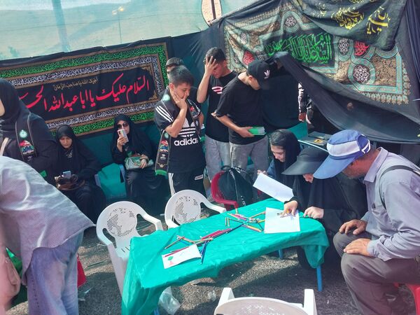 خدمت‌رسانی پیشتازان و خبرنگاران دانش‌آموزی در موکب عشاق‌الحسین گاوازنگ