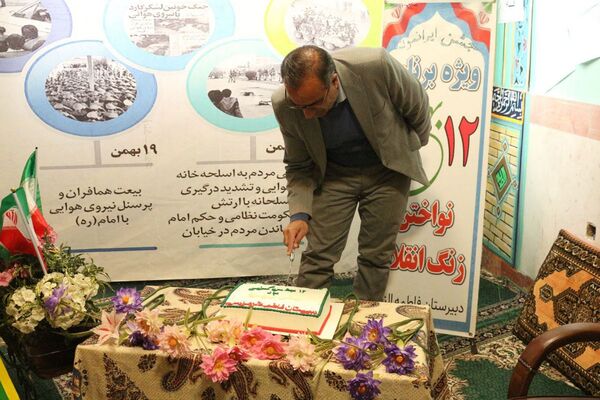 نواختن زنگ انقلاب در مدرسه فاطمه الزهرا(س) فیروزکوه