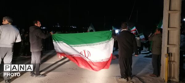 اجتماع مردمی و همخوانی سرود ملی در شهربار نیشابور