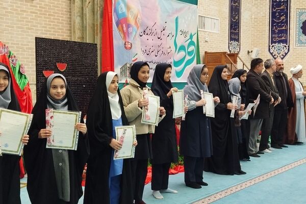 تقدیر از دانش‌آموزان برگزیده ناحیه چهار قم در جشنواره «فردا»