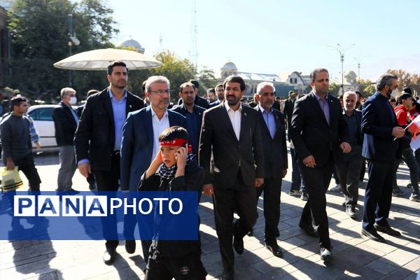 دانش آموزان و مسئولین در کنار یکدیگر، روز دانش‌آموز را رقم زدند