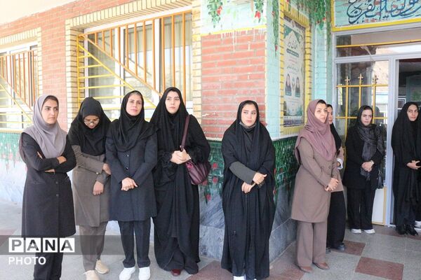 تجلیل مدیر آموزش‌وپرورش از دانش‌آموزان رتبه اول جشنواره نوجوان خوارزمی فیروزکوه