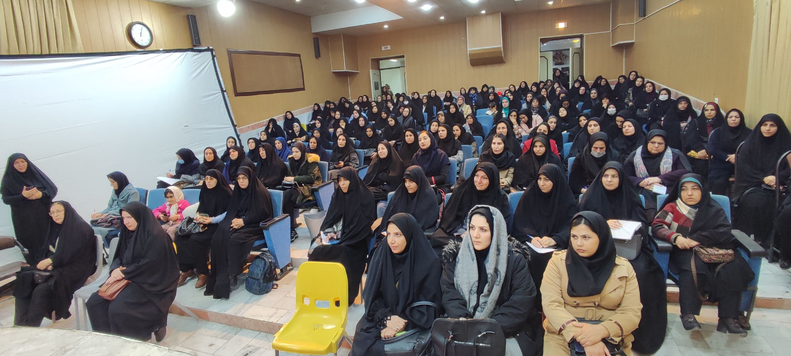 اولین کارگاه شناخت و تکنیک‌های ارتباط با نوجوانان در شیروان