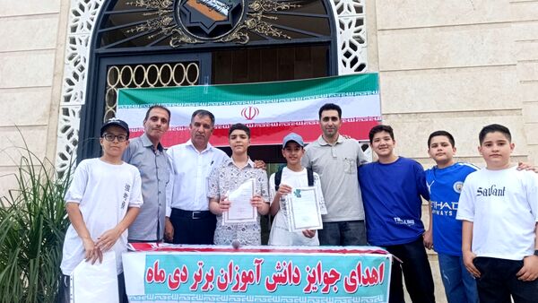تجلیل‌ از دانش آموزان برتر دبیرستان پسرانه آوینی ۲ در سرای مهر و ادب 
