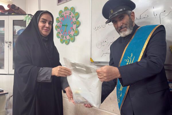 خادمان مسجد جمکران پرچم متبرک را به مدرسه شهید همت آوردند