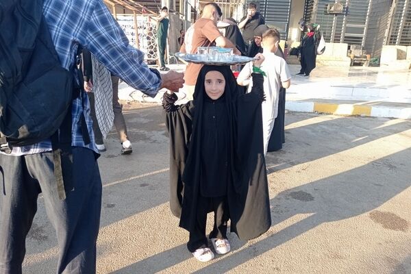 آیینِ کوچکِ مهمان‌نوازی در مسیرِ بی‌پایانِ نجف به کربلا