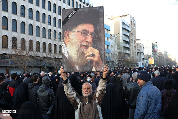 تجمع سوگواران رهبر شهید انقلاب در مقابل دانشگاه تهران