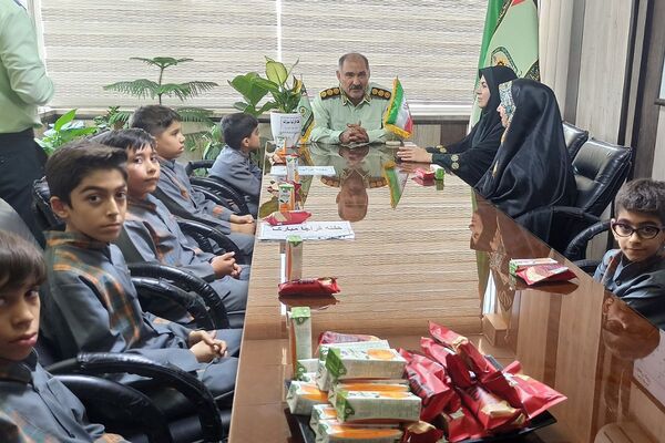 تقدیر دانش‌آموزان مدارس منطقه کهریزک از فرماندهان انتظامی کلانتری ۱۷۰ کهریزک و ۱۷۵ باقرشهر 