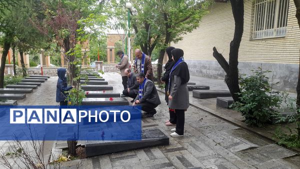 تجدید پیمان با شهدا به مناسبت هفته گرامیداشت مقام معلم