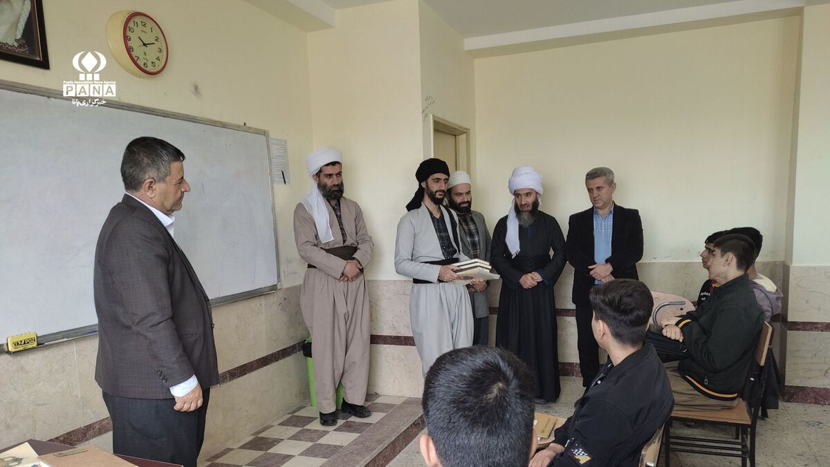 تجلیل مدرسه علوم دینی حضرت محمد رسول‌الله(ص) از معلمان دبیرستان توحید در هفته معلم