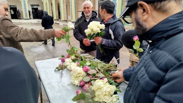 غبار روبی و عطر افشانی گلزار شهدا  در نیشابور 