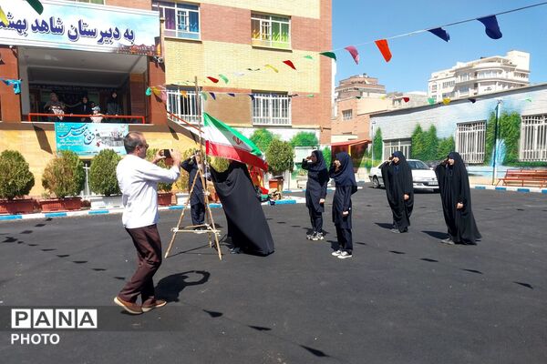 آماده‌سازی مراسم بازگشایی مدارس در دبیرستان شاهد بهشت