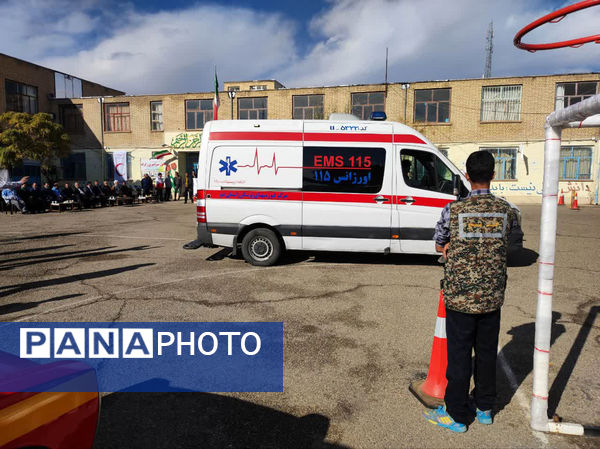 اجرای مانور زلزله در دبیرستان شهید مطهری شهر دستجرد قم