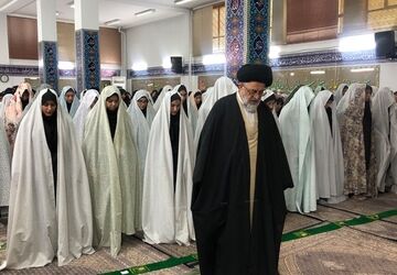 اقامه نماز جماعت به امامت امام جمعه شهرری در دبیرستان شاهد ندای فاطمه(س)
