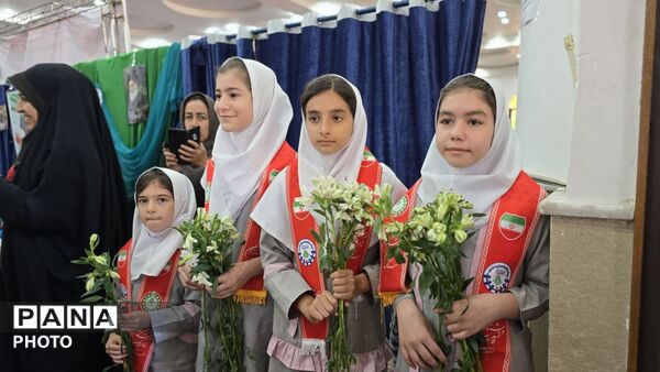 شکوه پاسداشت مقام معلم با حضور دانش‌آموزان و مسئولان آموزش و پرورش شهرستان نظرآباد