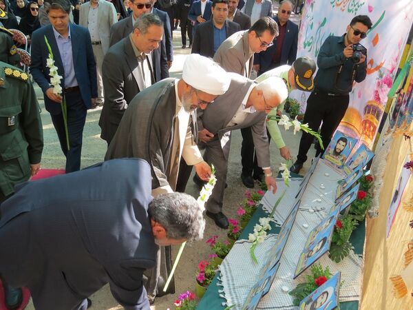 نواختن زنگ سپاس معلم در هنرستان محمودیه بجنورد