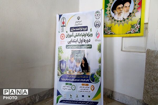 نمایشگاه نقاشی دانش آموزان شهرستان قدس  با موضوع مبارزه با اعتیاد 