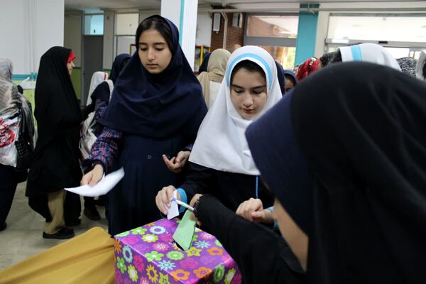 گرامیداشت دهه کرامت و بیست و ششمین سالروز تاسیس سازمان دانش‌آموزی، در منطقه ۱۰