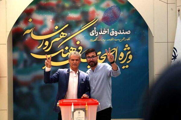 حماسه رأی اولی‌ها در کنار هنرمندان و اصحاب رسانه 
