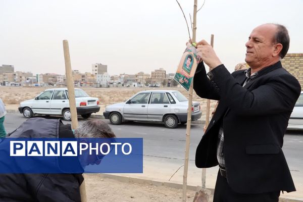 کاشت درخت به یاد شهدا در محمدشهر 
