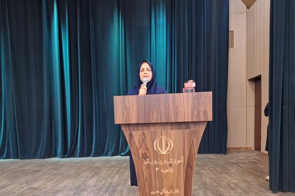 تجلیل از دانش‌آموزان رتبه‌های برتر دبیرستان پویش ناحیه 3 شیراز 