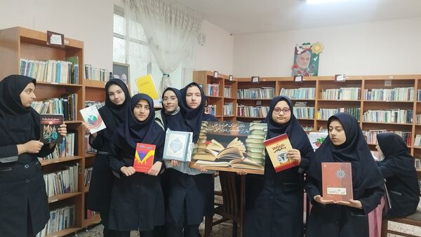 صدای ورق زدن کتاب، نوای دبیرستان شاهد تکتم در هفته کتاب